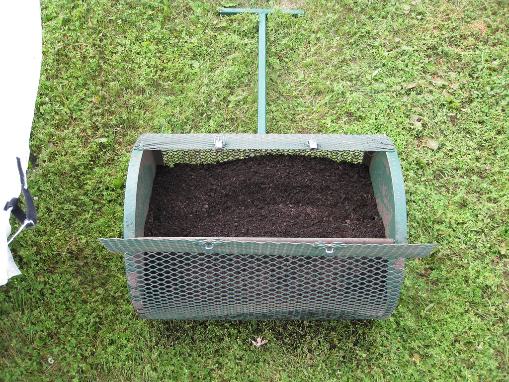 Top Dresser Top dresser with 40 liters of material, fills … Flickr