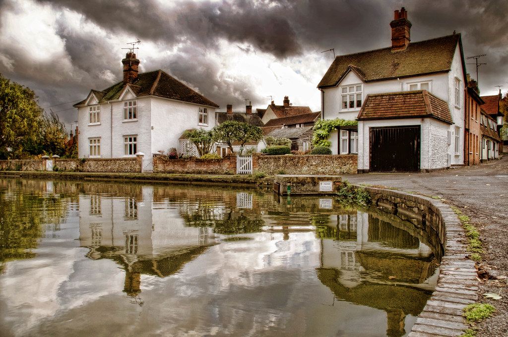Doctors Pond Great Dunmow Essex UK The two houses here bel… Flickr