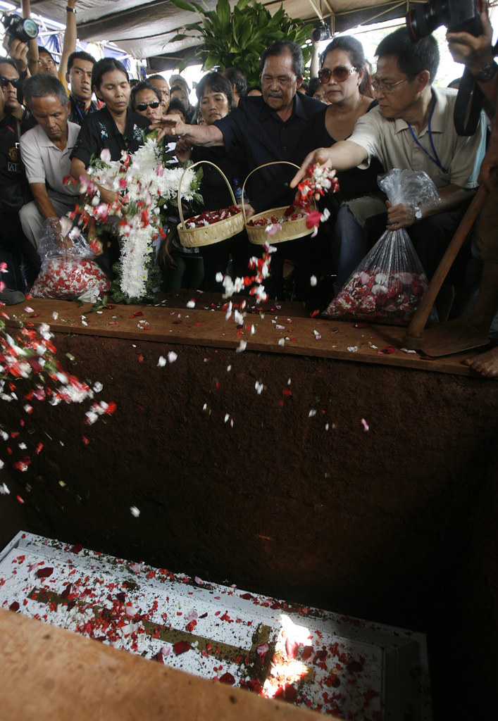 Relatives throw flowers on the coffin of Indonesian Evert … Flickr