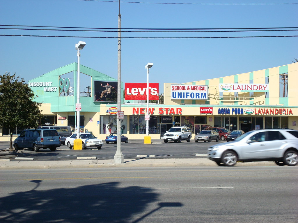 Woodman Van Nuys Oct 1509 011 Discount center across th… Flickr