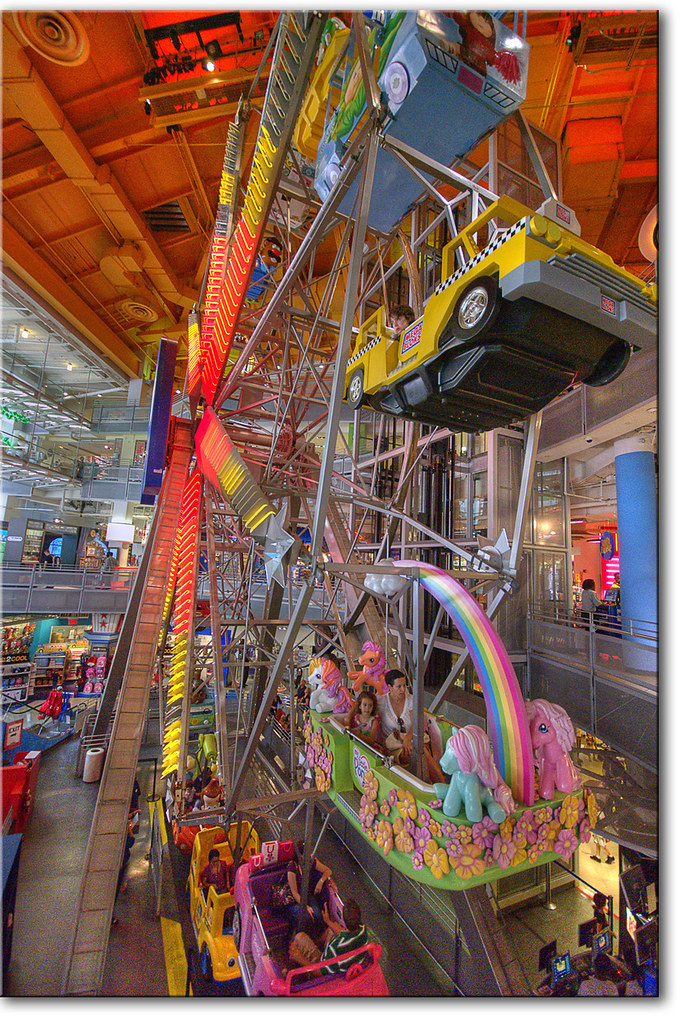Toys_R_Us2 copy Huge ferris wheel inside the Toys'r'Us