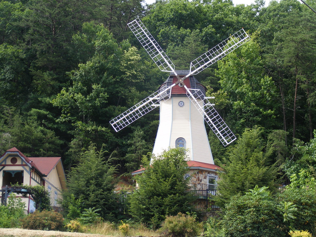 Windmill Helen,GA Windmill in town. Bob Batchelor Flickr