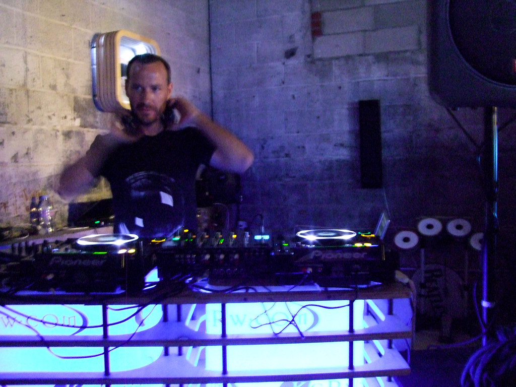 Jason Bentley of KCRW Spinning at Gizmodo Gallery Marcy Swingle Flickr