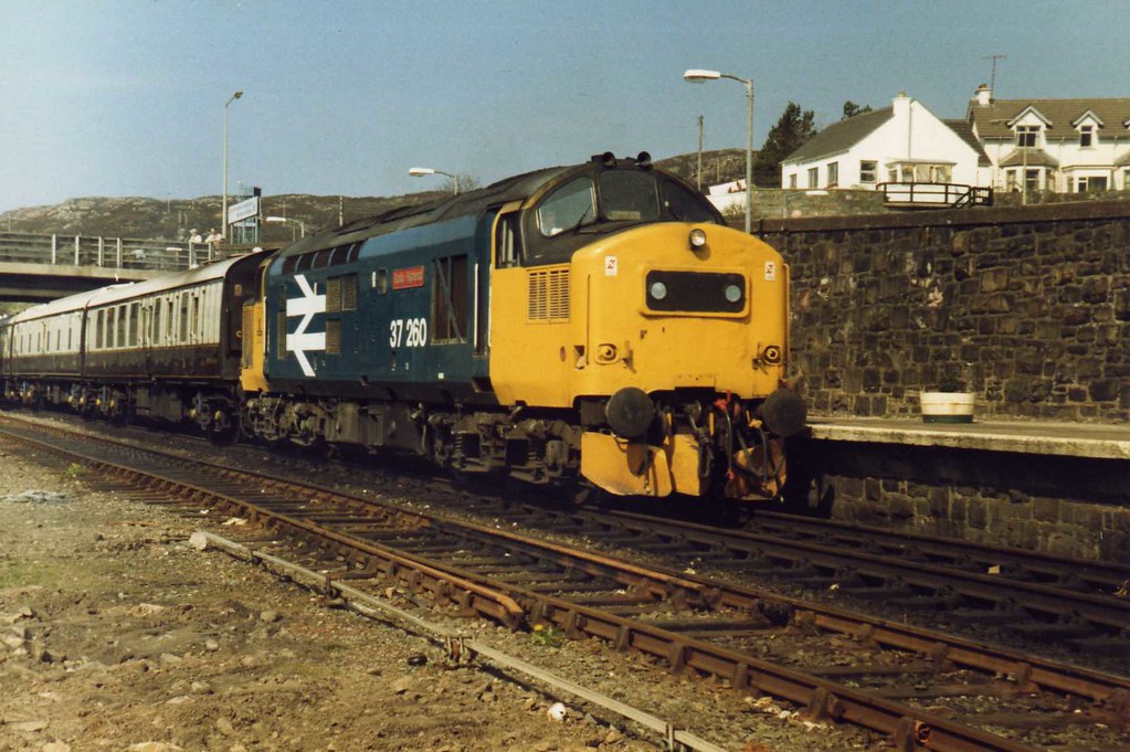 Kyle of Lochalsh 25041987 37260 arrives at the Kyle wi… Flickr