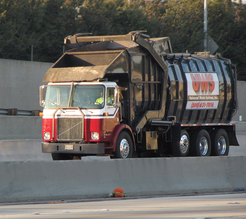 Universal Waste Systems, Inc. Front Loader southbound on t… Flickr