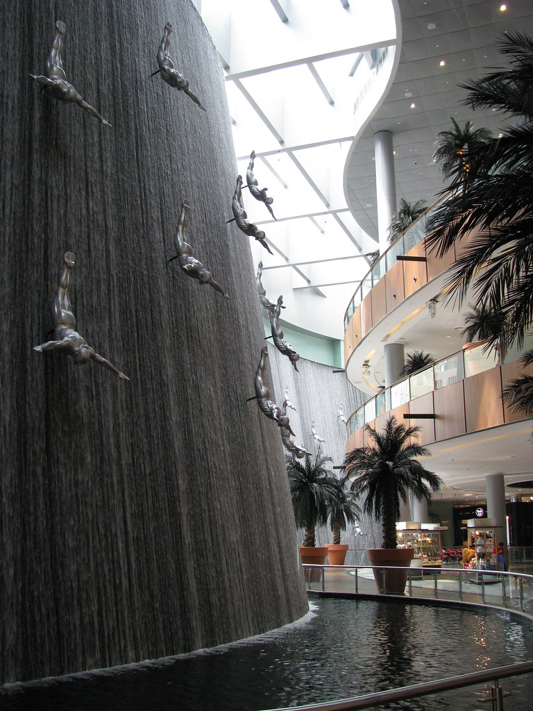 Dubai Mall waterfall A spectacular waterfall feature in Du… Flickr