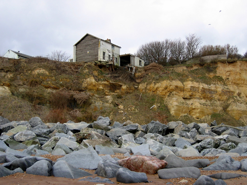 Fairlight Cove A house teetering on the edge of the cliffs… Flickr