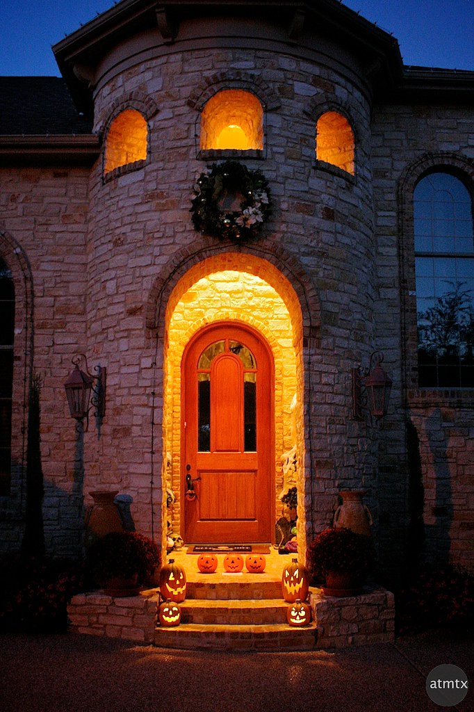 Happy Halloween Suburban Halloween Decorations, Austin, TX… Flickr