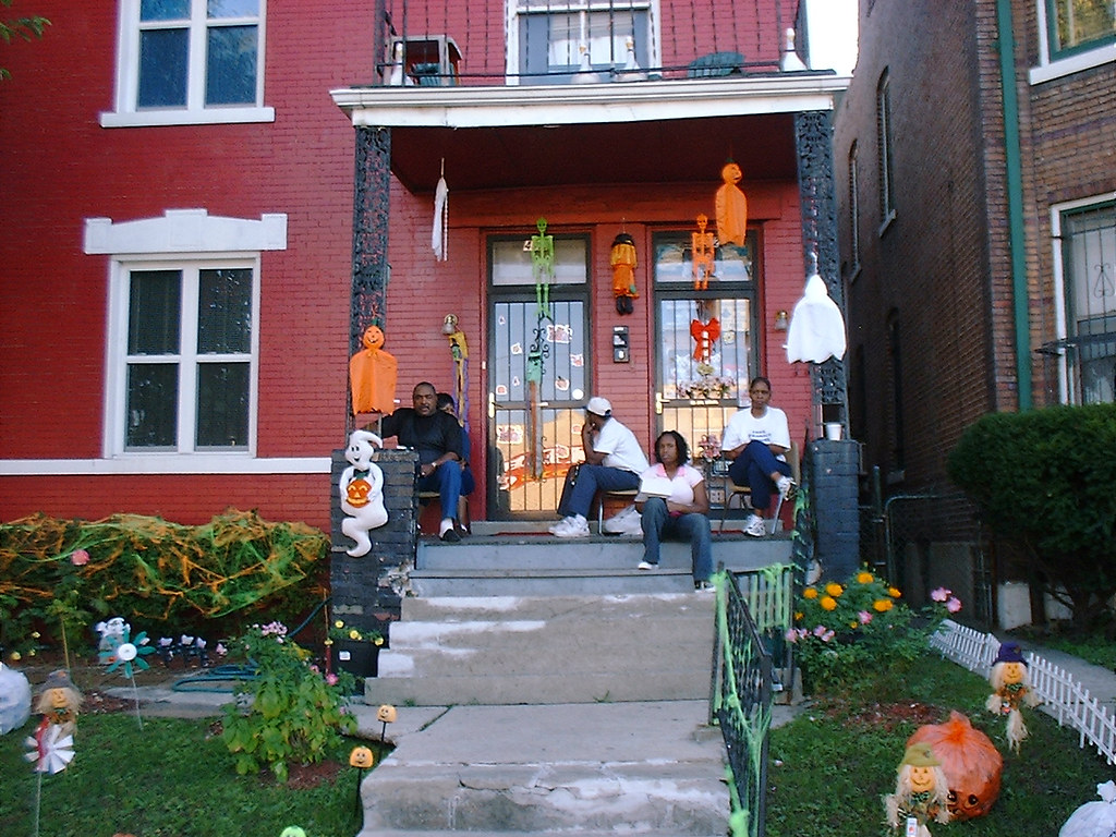 Halloween house on Page I don't know these people but I to… Flickr