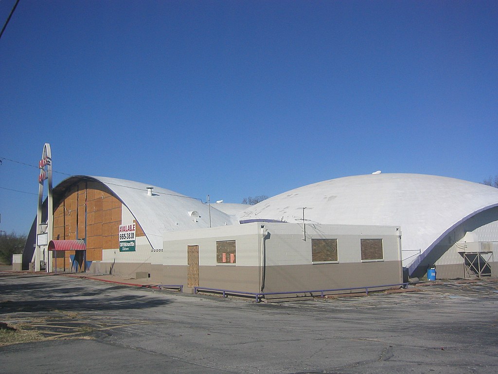 Rose Bowl Lanes Rose Bowl boarded up Tom Baddley Flickr