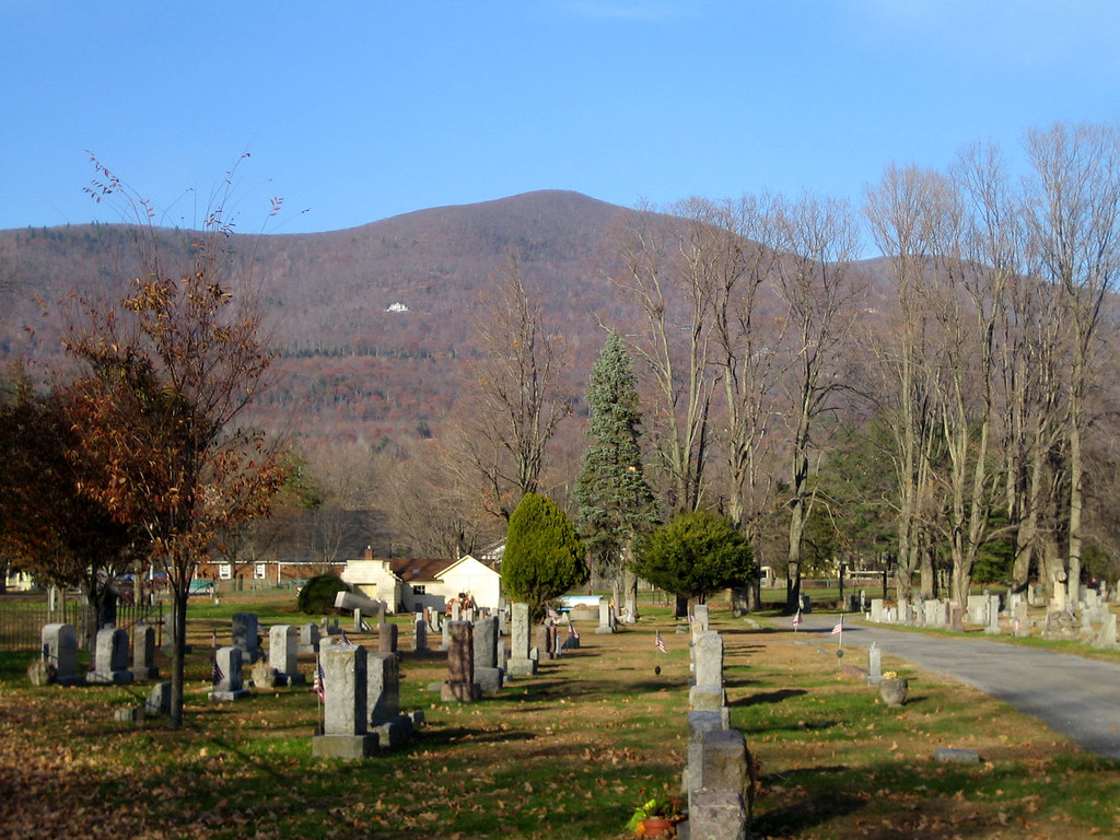Cemetery, Rock City Road, Woodstock Mead Mountain is in th… Flickr