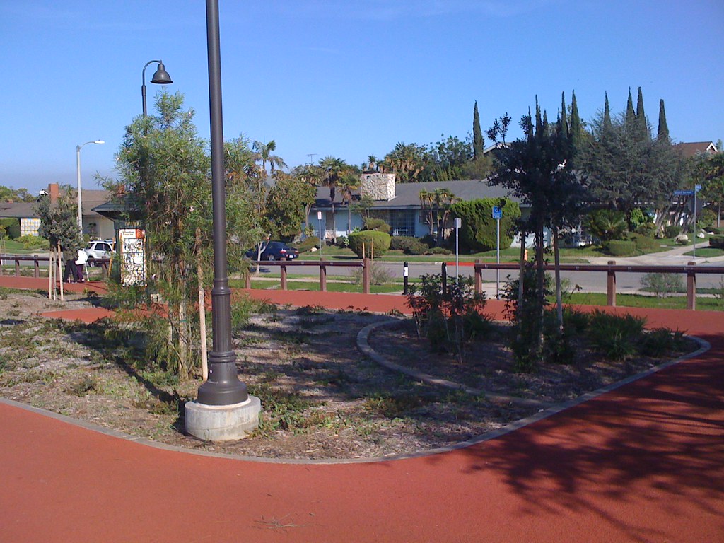 Pocket park, Ruben Ingold Parkway, along W Mount Vernon Dr… Flickr