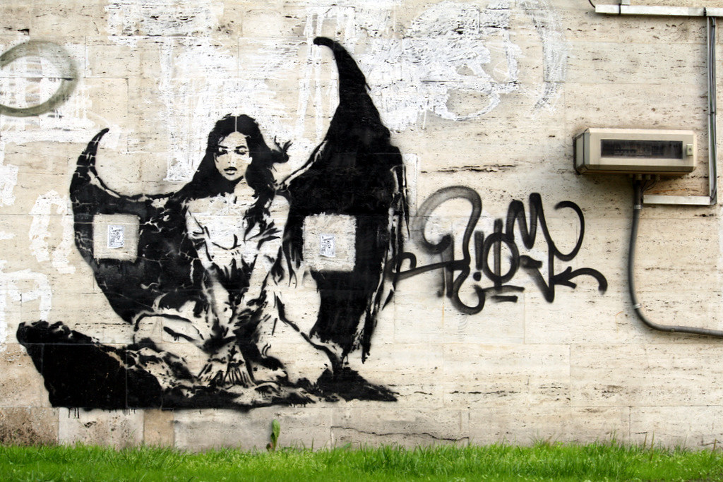 fallen angel graffiti A stenciled version of Luis Royo's F… Flickr