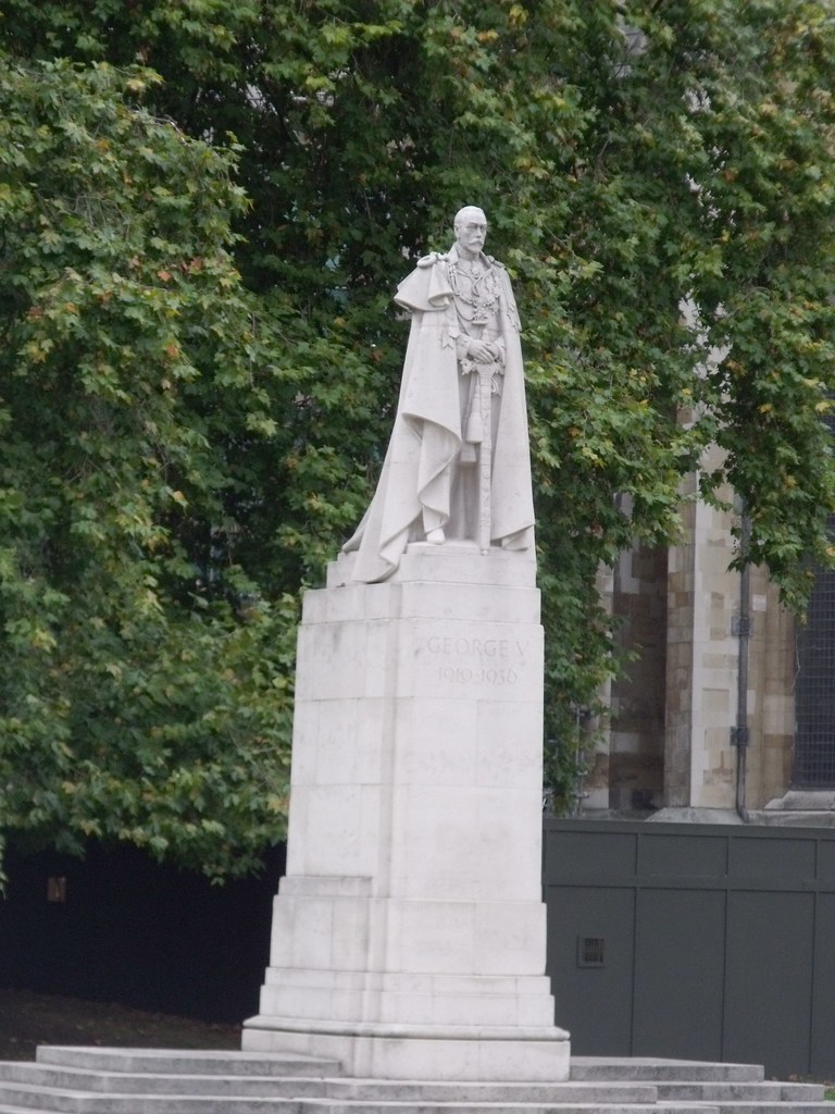 Statue of V outside Westminster Abbey This is a sta… Flickr