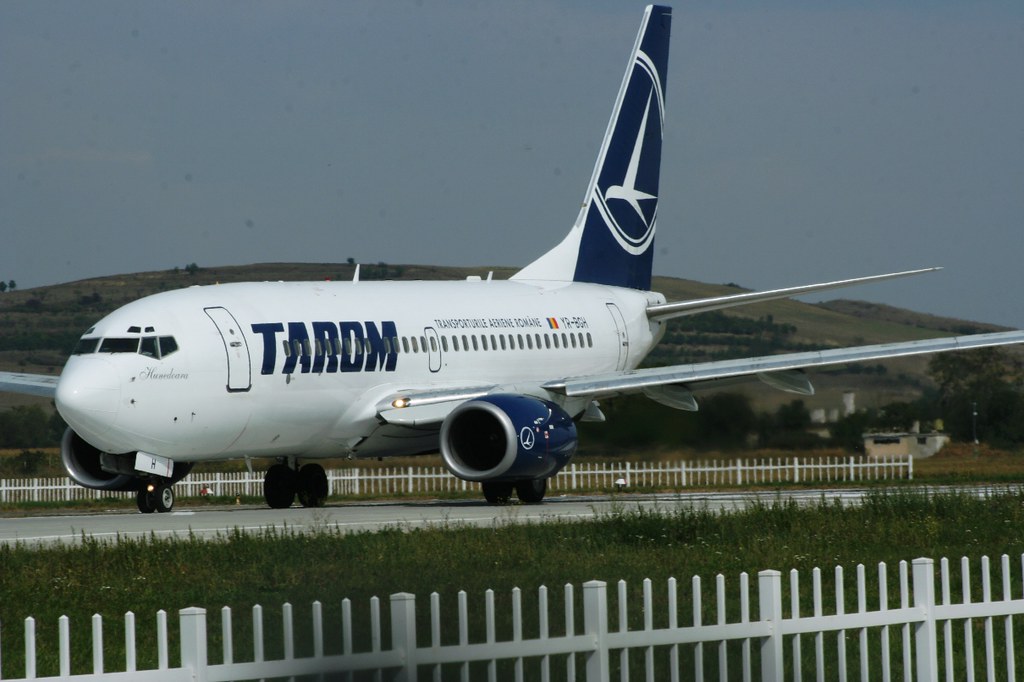 TAROM 737700 YRBGH(cn1394) ClujNapoca airport.12 Se… Flickr