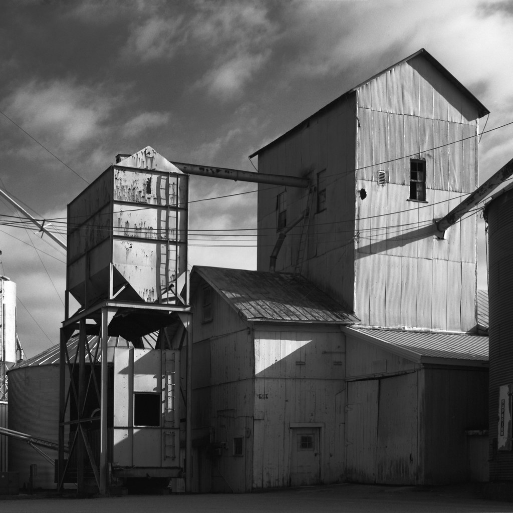 Elevator buildings A grain elevator at Howe, Indiana. Phot… Flickr