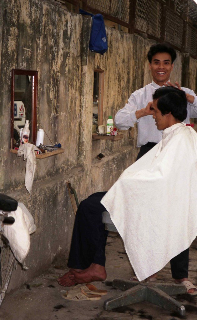 Street barber shop; HaNoi, Vietnam Street barber shop; Ha … Flickr