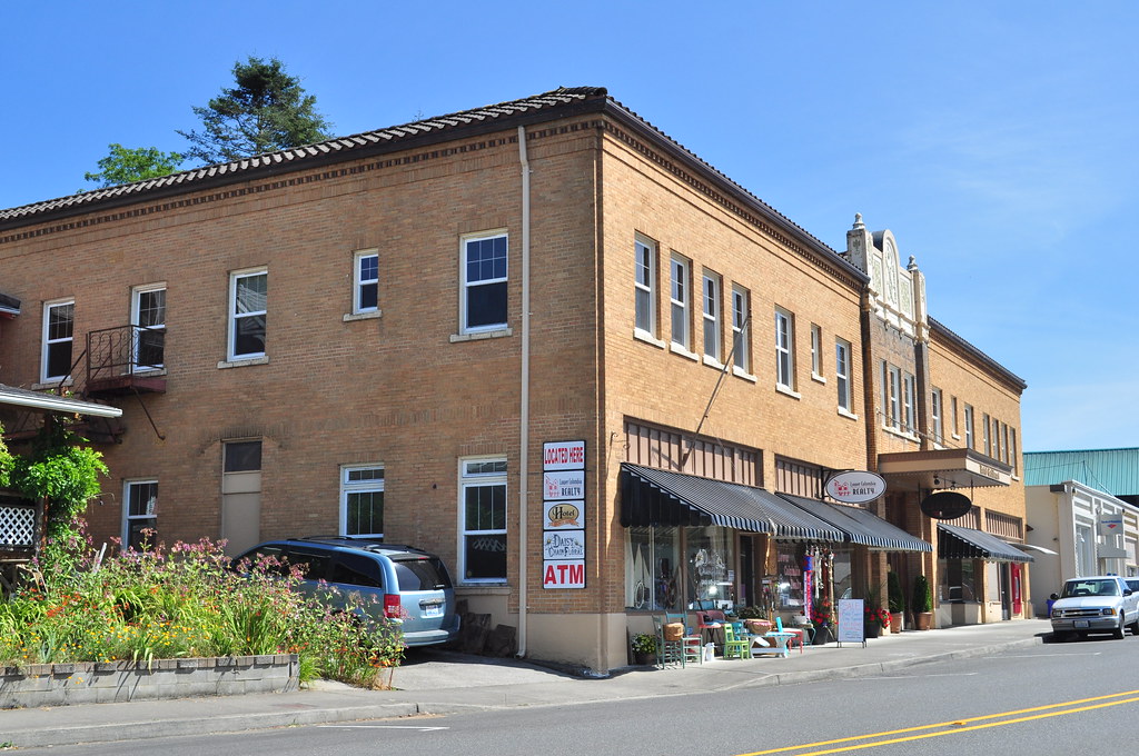 Cathlamet, WA Cathlamet Hotel 03 Joe Mabel Flickr