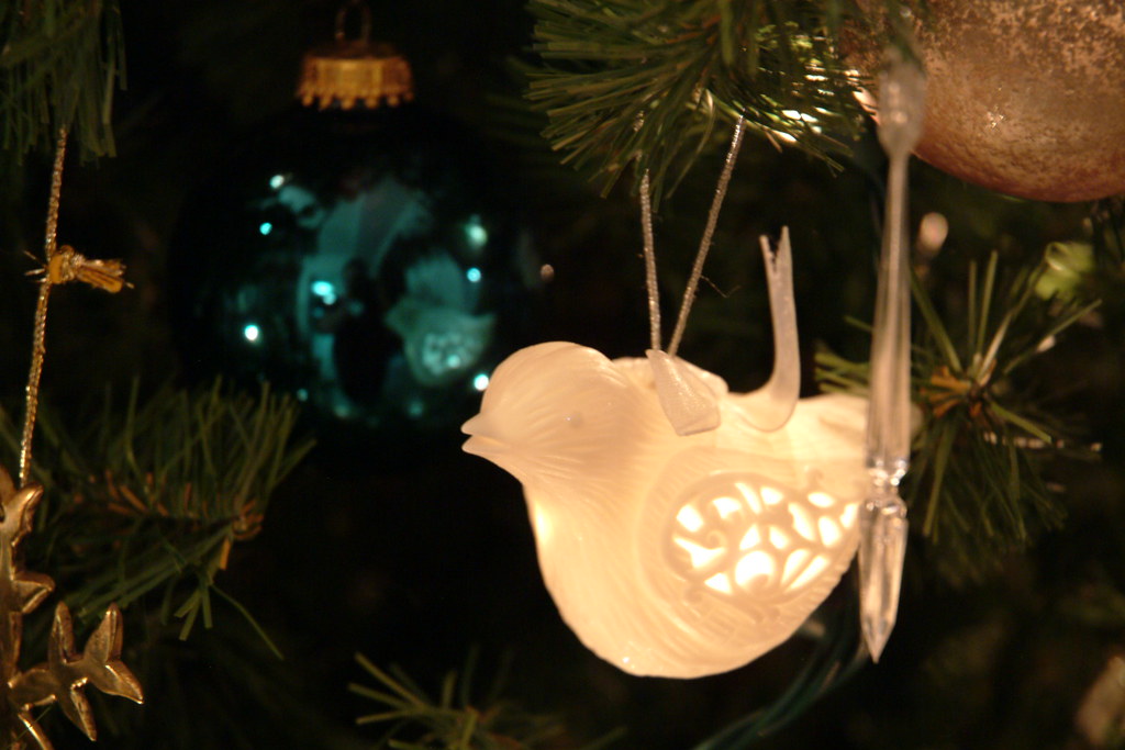 Christmas Roach's Detail of the front room Christmas tre… flovvie