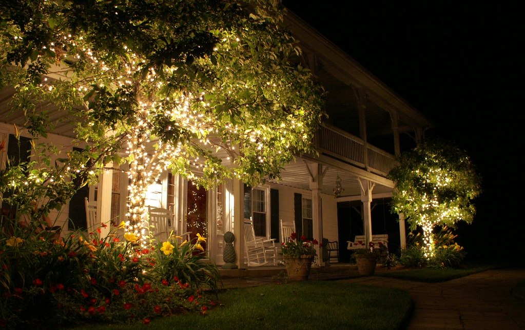 Lights at night Apple Valley Inn, at night. Heather Sparks Flickr