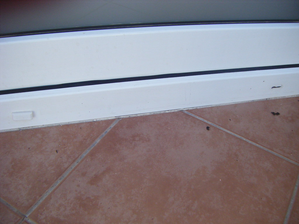 Lissa Grds and S18 roof 033 Gap under patio door www.oakwoodabroad