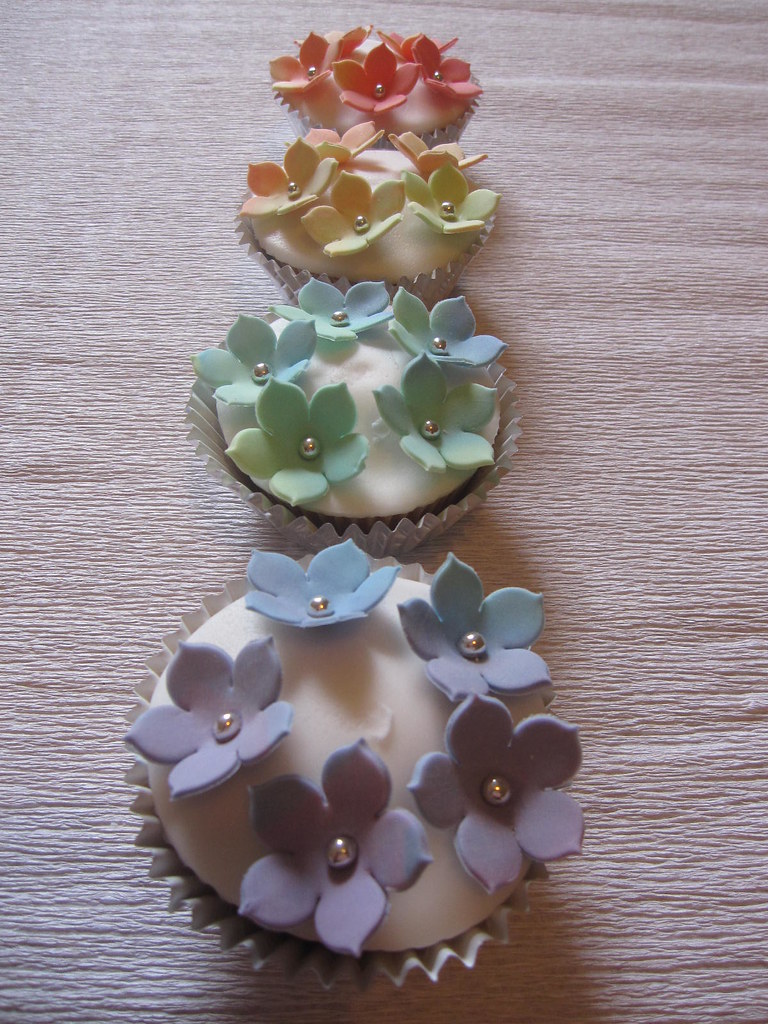 Sugar flowers on cupcakes Slightly over the top.....but I … Flickr