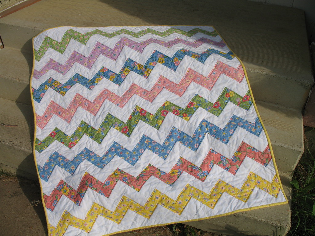 Zigzag baby quilt Had to try the zigzag thing after seeing… Flickr
