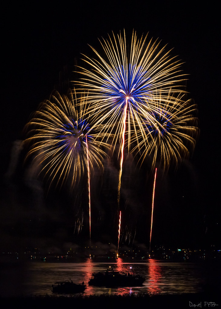 The Three Chrysanthemums Fireworks at the lake festival in… Flickr