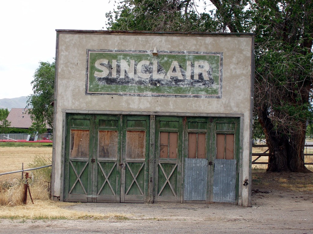 09991930s era Sinclair garage in Elberta,UT. June 8,2009… Flickr