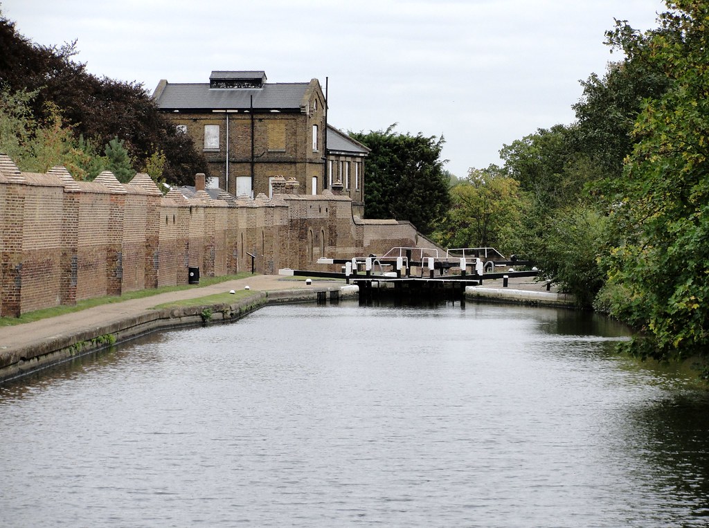 Canal Lock The Grand Union Canal at Windmill Lane Southall… Flickr