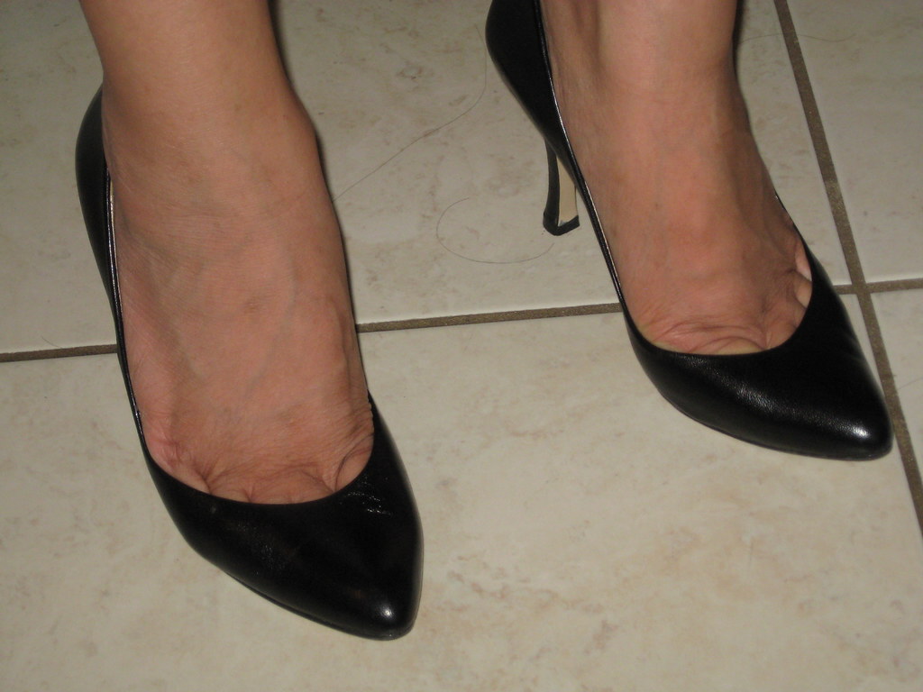 Gem 1980's Spanish Leather Pumps. Note curved heel. commander78