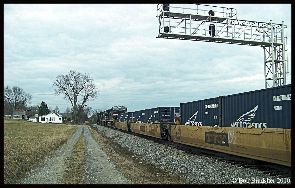 Train going North through Piney Flats, TN Bob Brad Flickr