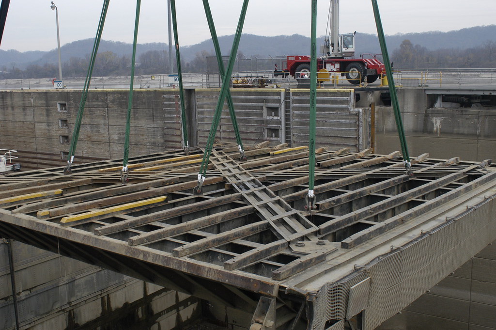 Markland gate lift The Henry M. Shreve Crane moves the dam… Flickr