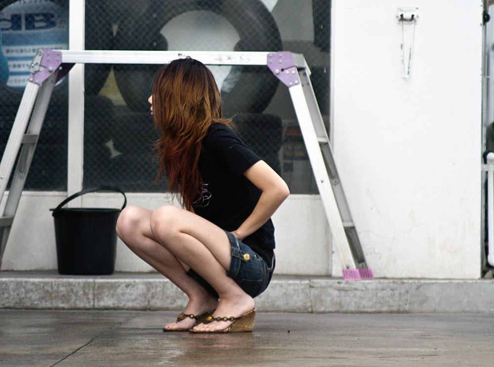 squat | beautiful Japanese girl squatting in the parking lot… | Flickr