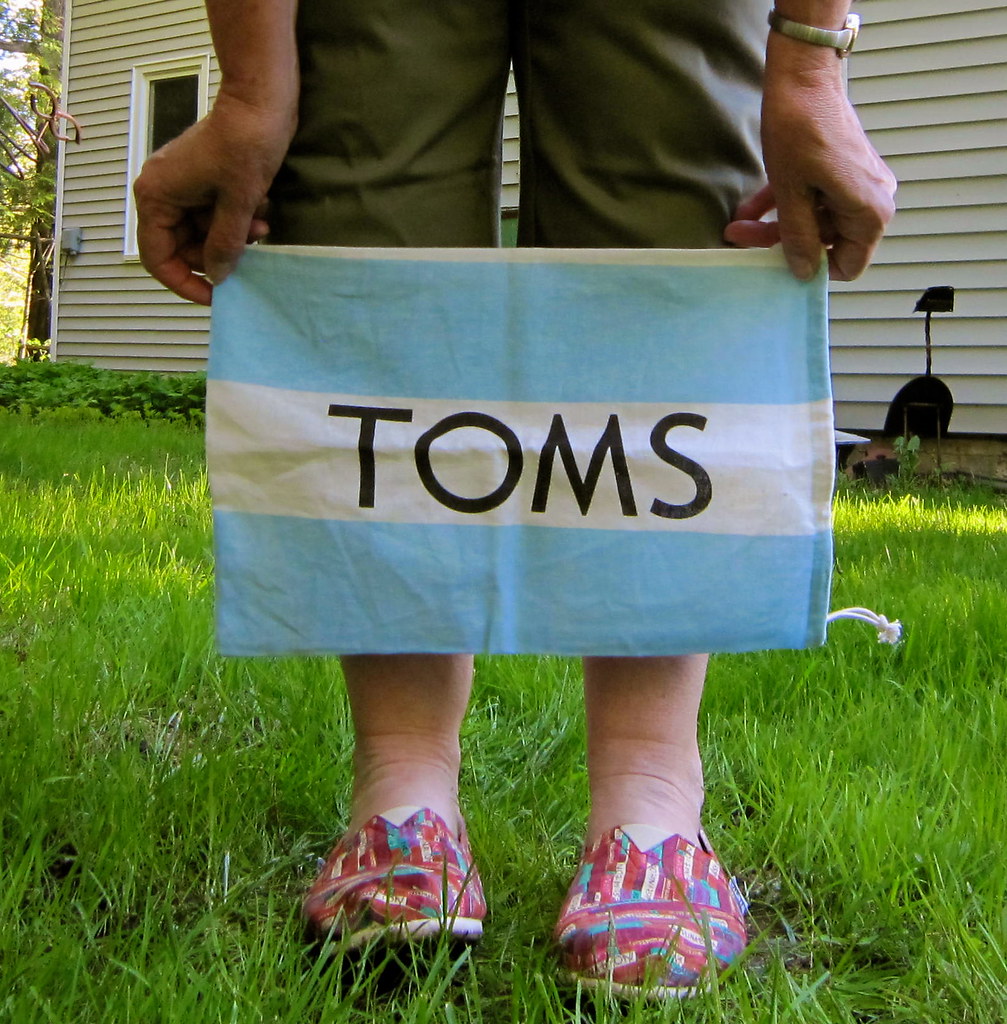 TOMS TOMS In 2006, American traveler Blake Mycoskie befrie… Flickr