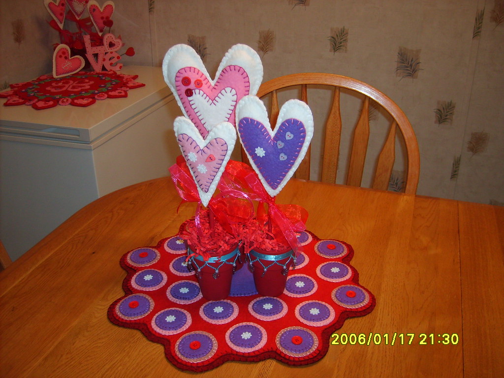 A Valentine Centerpiece Valentine penny rug with heart flo… Flickr