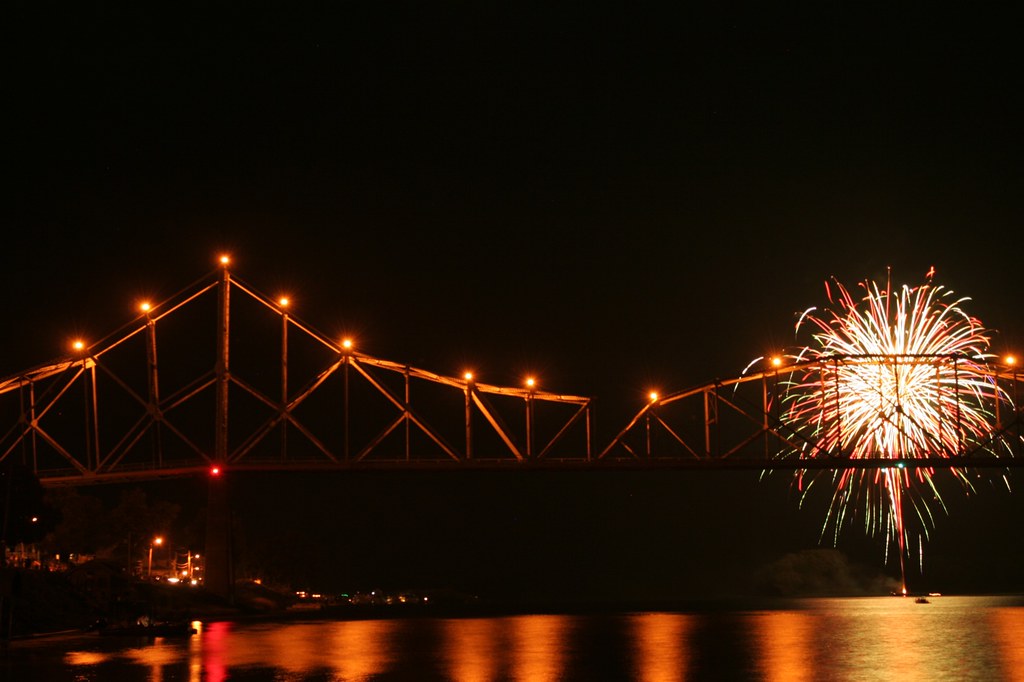 Fireworks over the Blackhawk Bridge Lansing Fish Days. Lan… Flickr