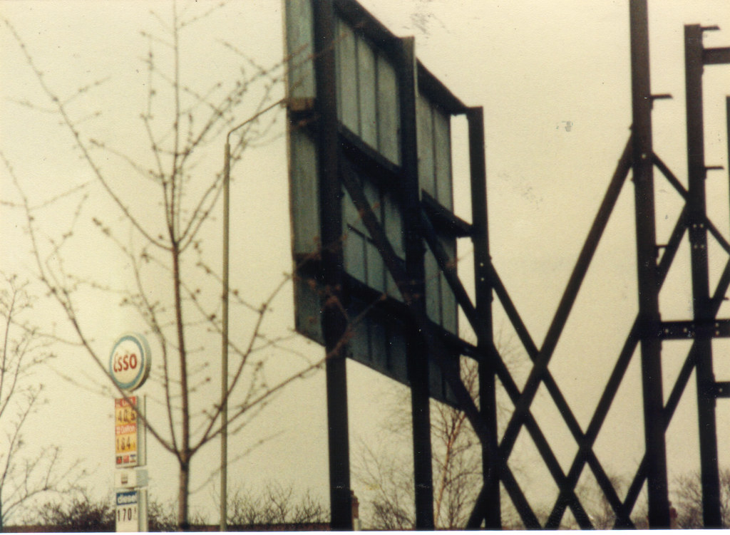 Brent Cross c1982 The original Esso sign appears again on … Flickr
