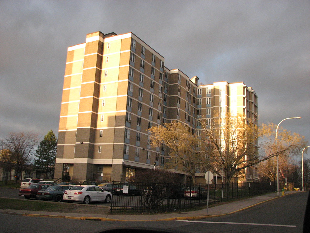 HUDSON NY NOV 2009 An apartment building seen from Columbi… RICHIE