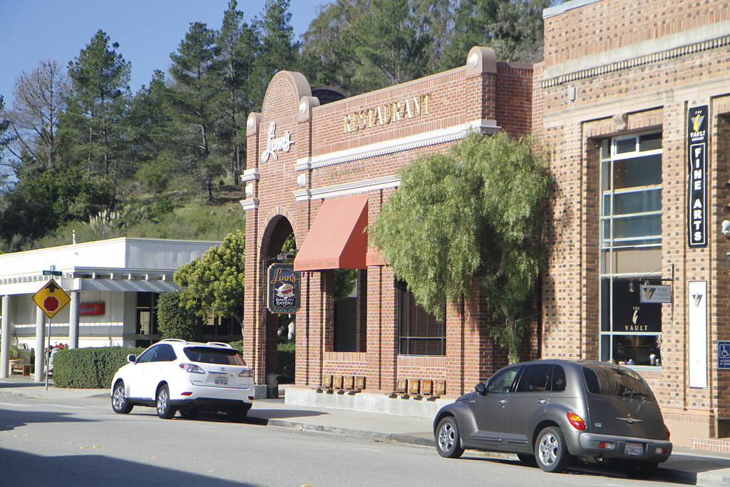 Linn's Restaurant This is a popular place for breakfast in… Arjan Einbu Flickr
