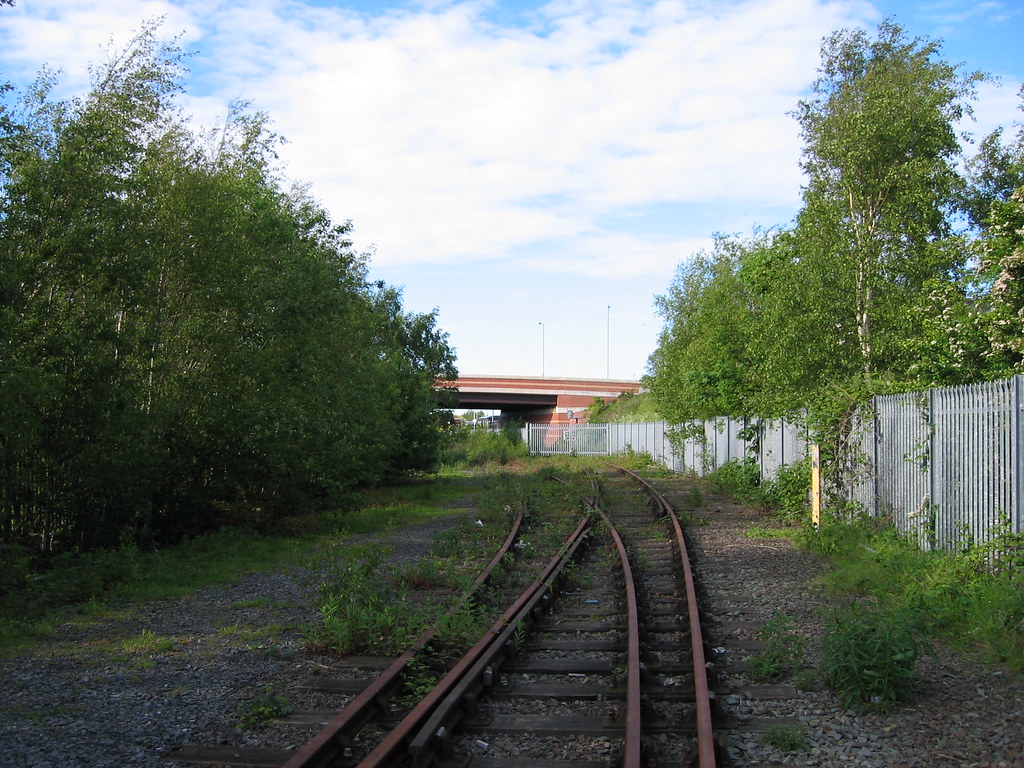 Aintree approach 26th May 2005. To the left the line runs … Flickr
