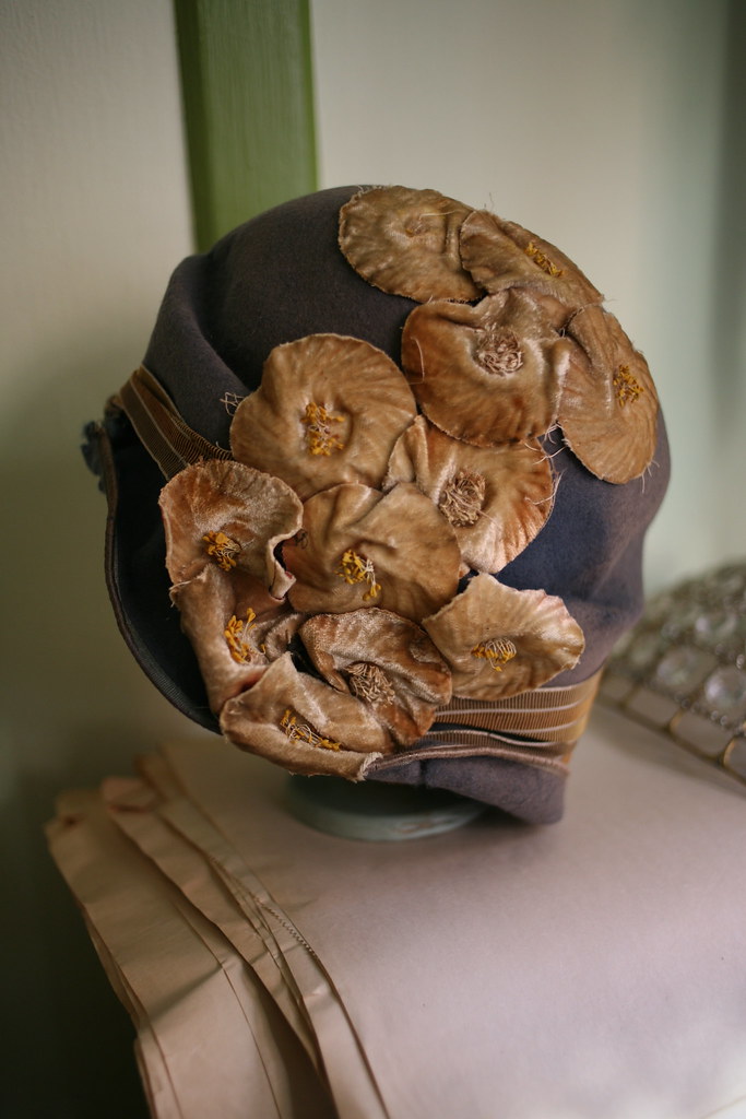 The world's best hat, ever! 20s felt cloche with velvet de… Flickr