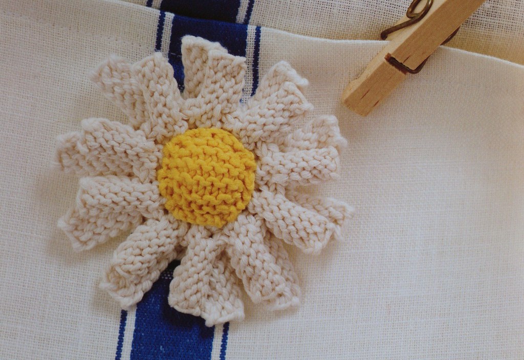 knitted flower From the book 100 flowers to knit and to cr… Flickr
