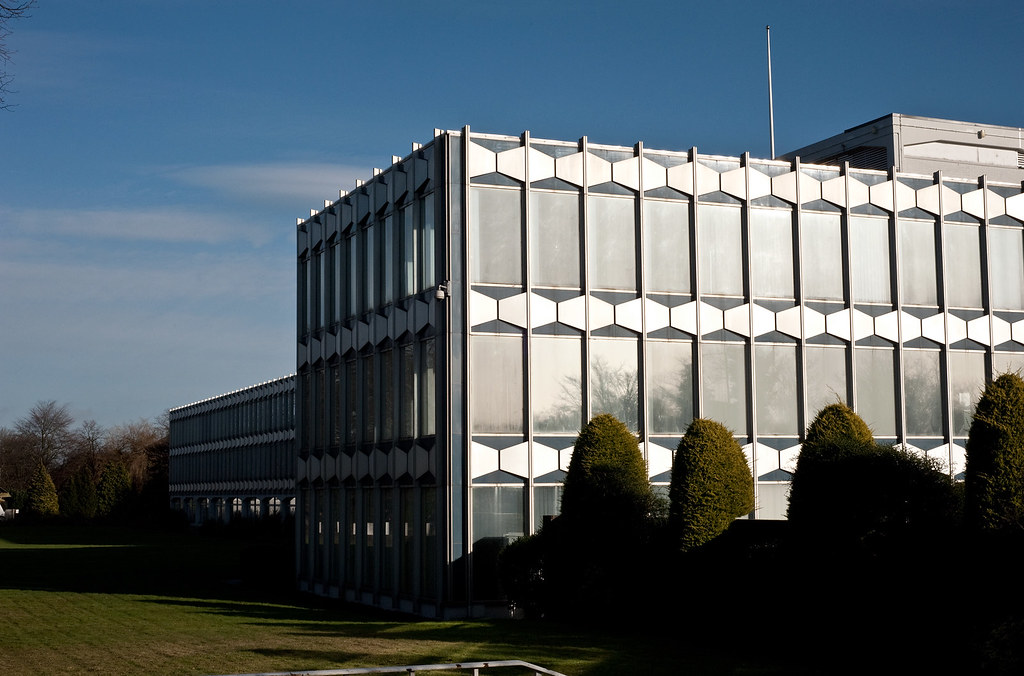 Walton Court Walton Court, WaltononThames. Redeveloped o… Flickr