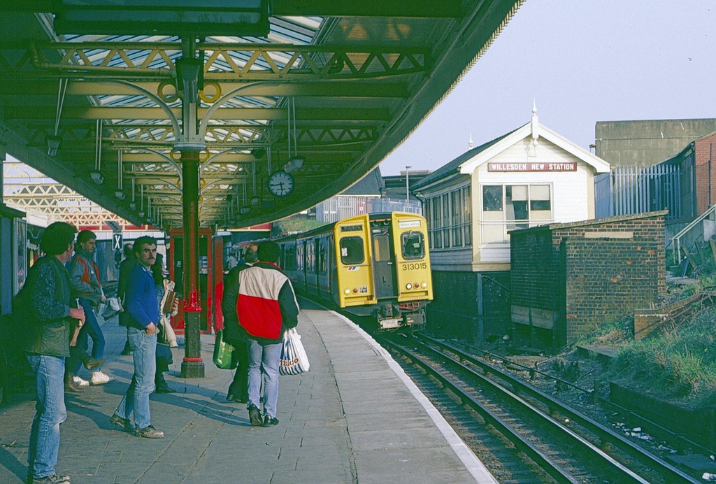 313015 at Willesden Junction in 1988 The unit is in Networ… Flickr