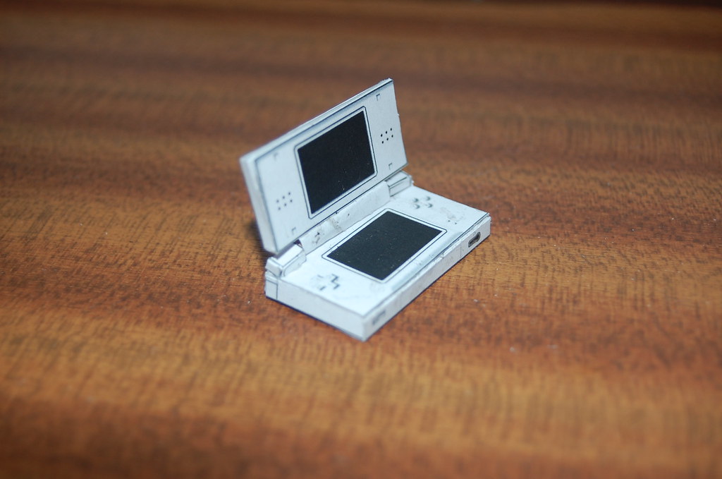 Mini DS Lite papercraft Mini DS papercraft I created from … Flickr