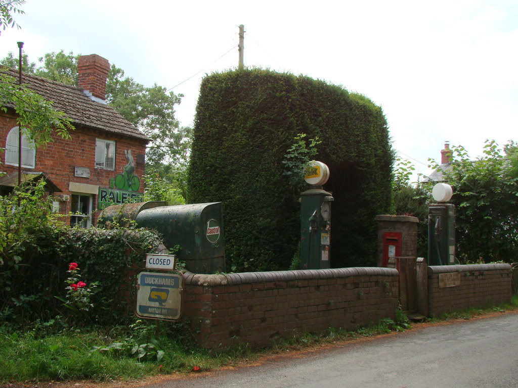 West End Garage, Turnastone The garage is part of a Flickr