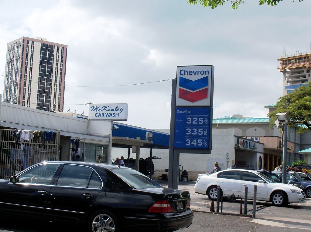 McKinley Car Wash One black and white car (1139 Kapiolan… Flickr