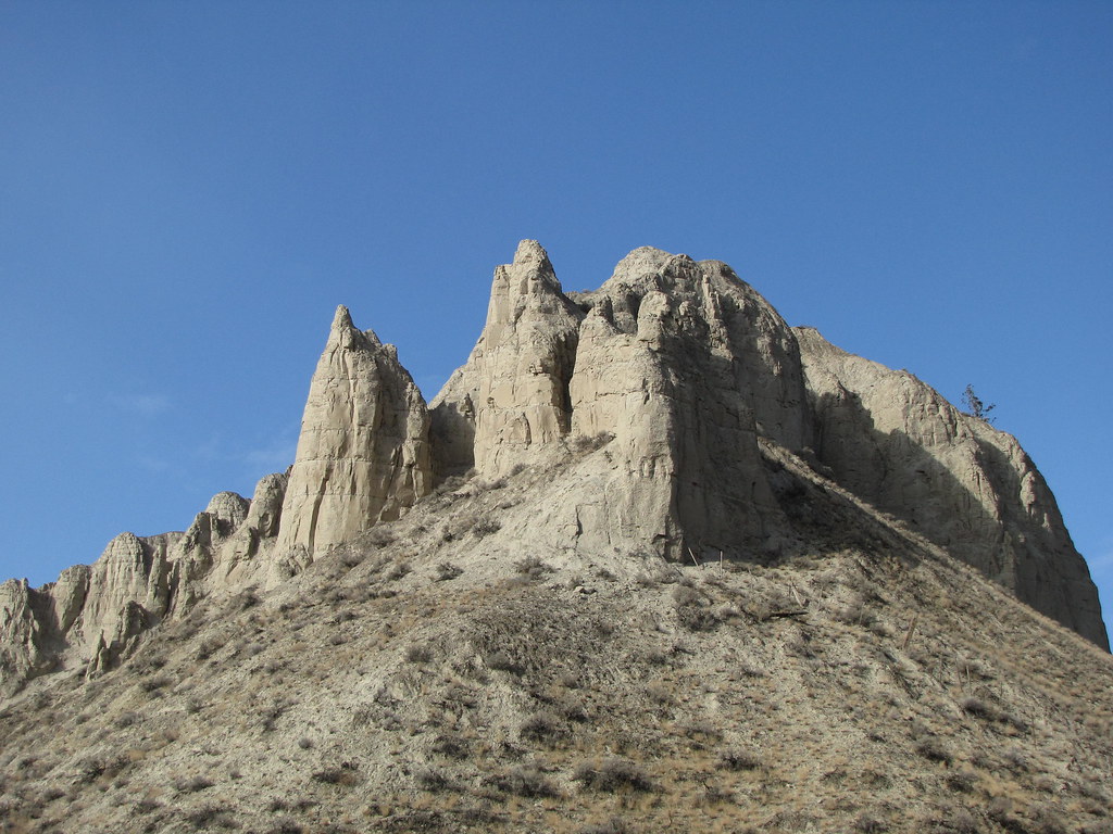 Kamloops Hoodoos Clay formations atop the hills on the nor… Flickr