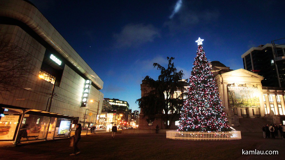 Vancouver Downtown Christmas tree still lit up outside of … Flickr
